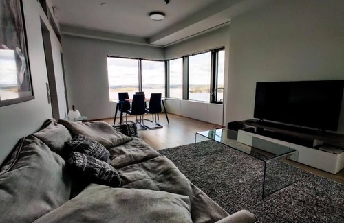 Kallio Apartment | Waterfront 1 Bedroom 50m2 Skyscraper Suite in Kalasatama.