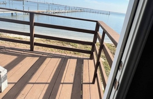 Aransas Pass Cabin | Waterfront 2 bedroom Cabin @Fin and Feather Marina in Aransas Pass. Full kitchen
