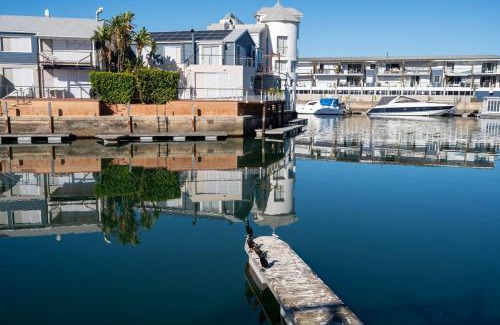 Waterfront Apartment | Waterfront - 2BR Oasis with mooring and Lagoon views with direct access to the water