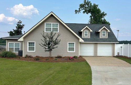 Donalsonville House | Waterfront 3 bed 3 bath, located on fisherman’s dream Lake Seminole.