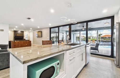 Apollo Beach House | Waterfront 4-bedroom Pool house in fantastic Apollo Beach with AC, WiFi