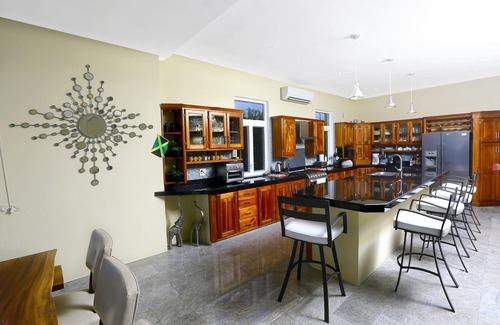 Whitehouse Villa | Waterfront 4 Bedroom Villa, Breakfast included ~ All-Inclusive Option Available