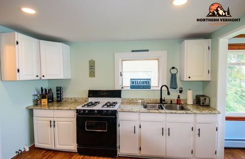Newport House | WATERFRONT 4BR Home 30min from Jay Peak! - Lake Memphremagog - AMAZING VIEW!