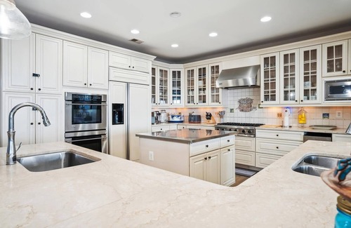 Rose Haven House | Waterfront- 5-bedroom house with dock in charming North Beach