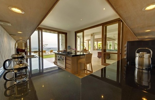 Candi Dasa Villa | Waterfront 6BR Villa Located In Candidasa! 6Min Drive To The Beach! W/Pool!