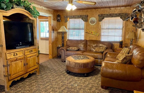 Yantis Cabin | Waterfront Cabin on Lake Fork with boathouse and boat ramp available for use