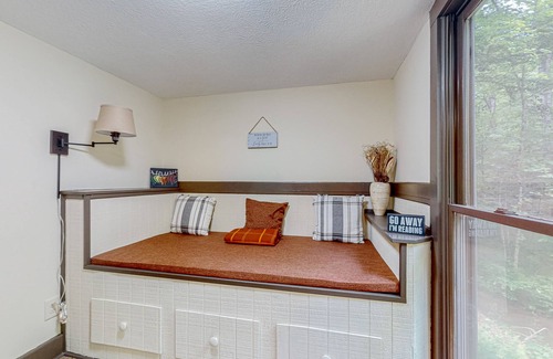 Young Harris Cabin | Waterfront cabin with, fireplace, pool table, grill & firepit