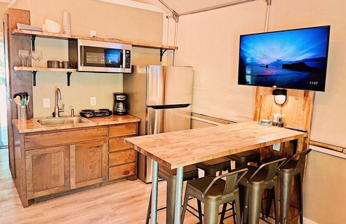 Sutherland Springs Cabin | Waterfront Cabin with: Kayaking, Paddleboarding, Swimming Pool & Hot Tub. - RC15
