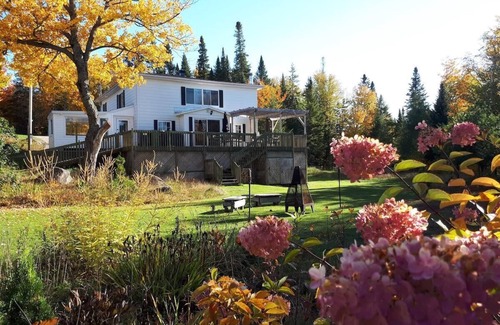 Shannon Ski Chalet | Waterfront Cabin with Spa - Le Grand Heron