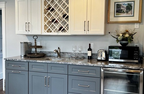 Portsmouth Cottage | Waterfront Carriage House "The Salty Dog" overlooking the Sakonnet RI