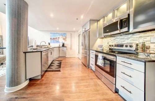 Downtown Cleveland Apartment | Waterfront Cleveland Apt about 1 Mi to Downtown