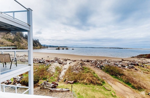 Lincoln City Condo | Waterfront Corner Condo with Fireplace and Ocean Views - Close to Beach & Bay