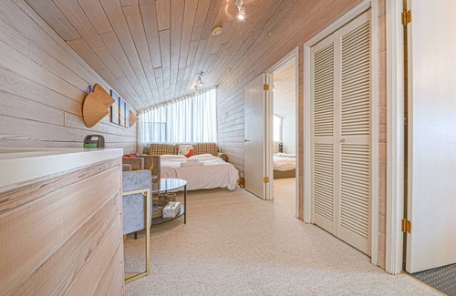 Vancouver Cabin | Waterfront Cottage with Superb Coastline Views