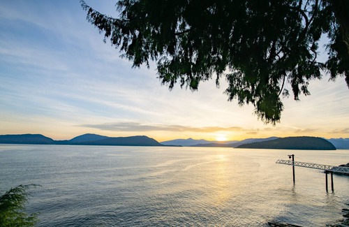 Vancouver Cabin | Waterfront Cottage with Superb Coastline Views
