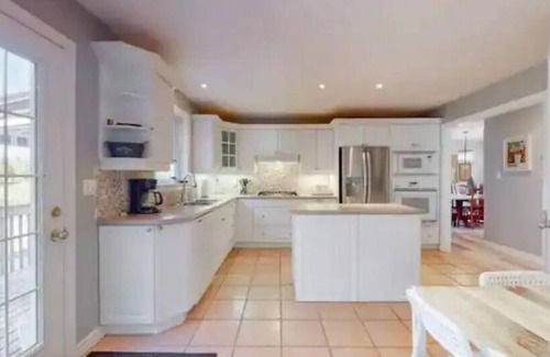 Port Franks House | Waterfront cottage | Sleeps 10 | Steps away from Port Franks private beach