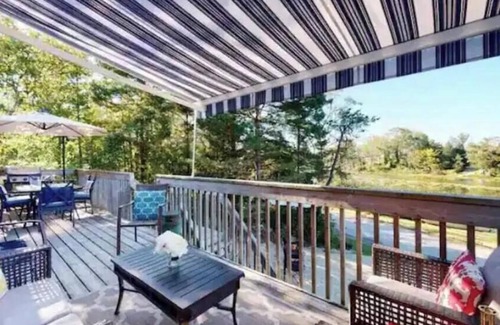 Port Franks House | Waterfront cottage | Sleeps 10 | Steps away from Port Franks private beach