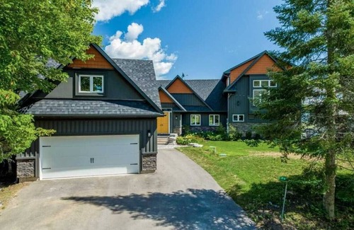 Bobcaygeon Cottage | Waterfront Cottage Escape with Stunning Views of Little Bald Lake