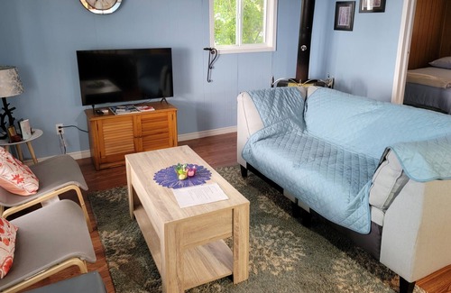 Greater Napanee Cottage | WATERFRONT COTTAGE IN GREATER NAPANEE UNIT A 4305 County road 9, Greater napanee