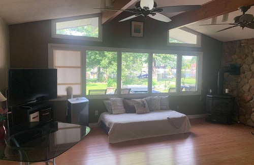 Lagoon City Cottage | Waterfront cottage in Lagoon City resort at Lake Simcoe access to private beach