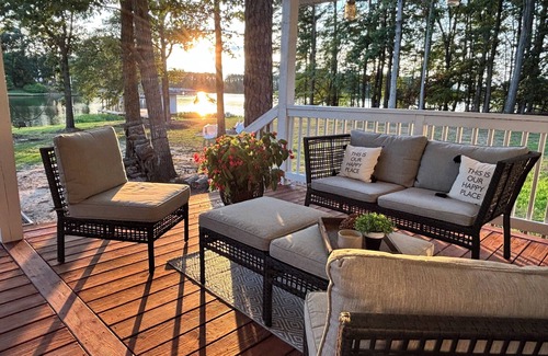 Littleton House | Waterfront cottage with private boat ramp. Sunset views. 5mins from DT Littleton