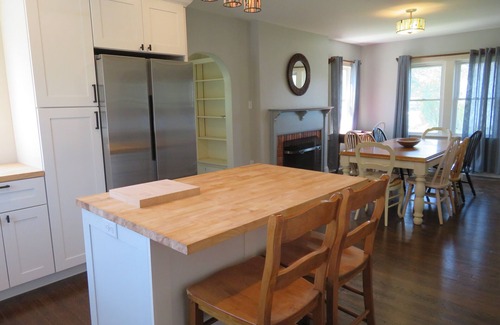 Waterford House | Waterfront Cottage within walking distance to the Beach. A dog-friendly property