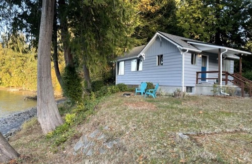 West Hills House | Waterfront! Cozy beach cottage - just 10 min from Seattle ferries!