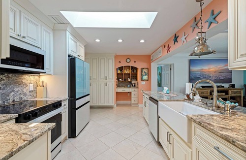 Anona House | Waterfront Escape ~ 8 min to Indian Rocks Beach ~ Dolphin & Manatee Sightings