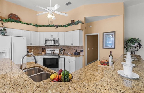 Pelican House | Waterfront Fun with Heated Pool, Private Dock & Gulf Access – Tropical Delight - Roelens
