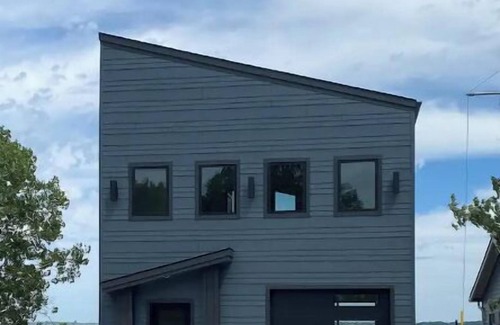 Hamlin County Cottage | Waterfront Home on Lake Poinsett! 5 queen beds and a Beachfront Bar! Sleeps 10