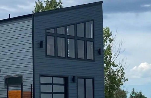 Hamlin County Cottage | Waterfront Home on Lake Poinsett! 5 queen beds and a Beachfront Bar! Sleeps 10