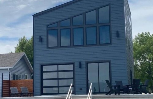 Hamlin County Cottage | Waterfront Home on Lake Poinsett! 5 queen beds and a Beachfront Bar! Sleeps 10