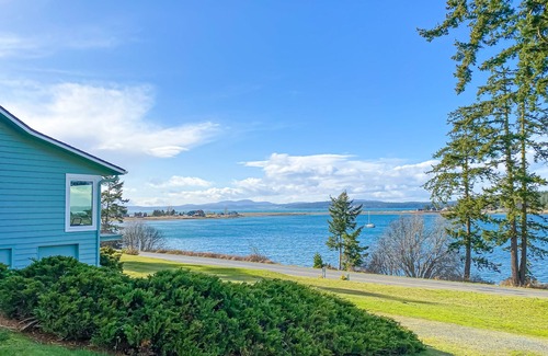 Lopez Island House | Waterfront home on Fisherman Bay with amazing deck, sunset view, & Ping-Pong