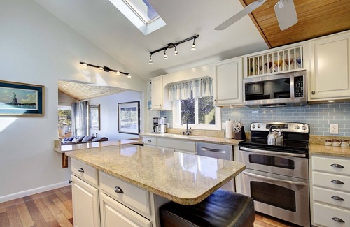Lake Shore House | Waterfront Home w Private Pier Easy Drive to USNA