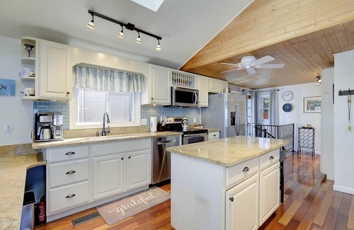Lake Shore House | Waterfront Home w Private Pier Easy Drive to USNA