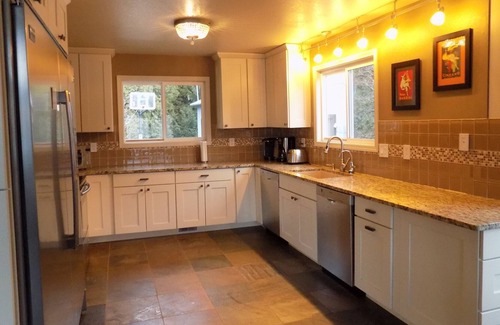East Wenatchee House | Waterfront Home with Dock in East Wenatchee- Sleeps 14
