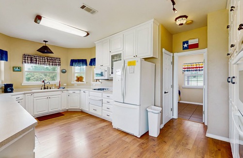 Buchanan Dam House | Waterfront home with kayak, view, fire pit & WiFi - dog-friendly