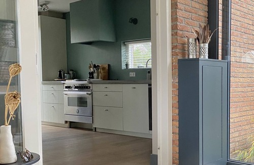 Vinkeveen Villa | Waterfront home with fine sunroom and fireplace