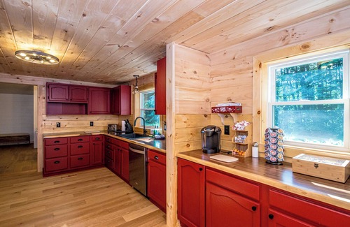 Conway House | Waterfront! HotTub-Kayak-On Snowmobile Trail-Massage chair-Sauna-On Hiking Trail