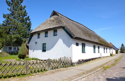 Wiek House | Waterfront house with terrace and garden - Ferienhaus Storchennest Haus L