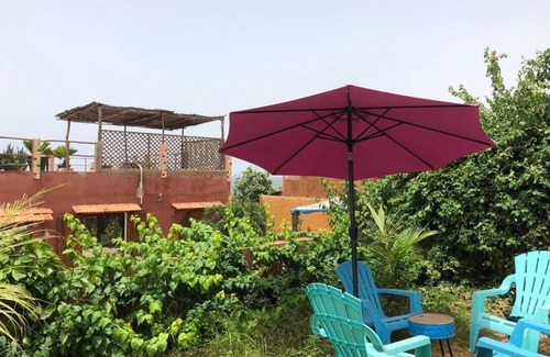 Toubab Dialao House | Waterfront house on the ocean, in a flowered setting with a swimming pool.