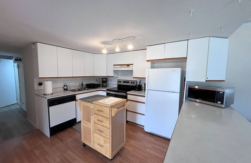 Castlegar House | Waterfront house with amazing views and large yard