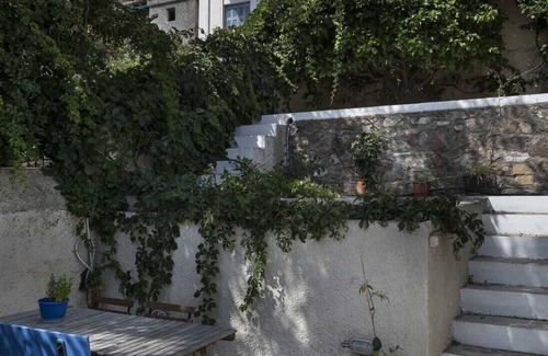 Poros Apartment | Waterfront house with private garden