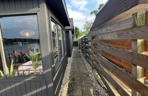 Monticello Cottage | Waterfront Lake Cottage n