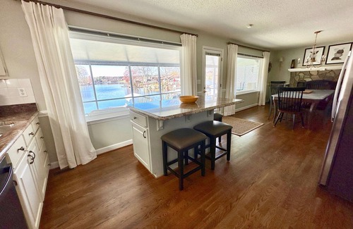 Conover Cottage | Waterfront Lake Hickory Cottage with Sandy Beach and Screen Porch.
