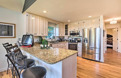 Dadeville House | Waterfront Lake Martin Home w/Private Dock & View