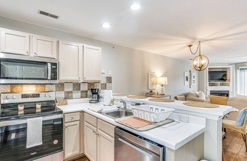 Lake of the Ozarks Condo | Waterfront Lake of the Ozarks Condo w/Pool Access