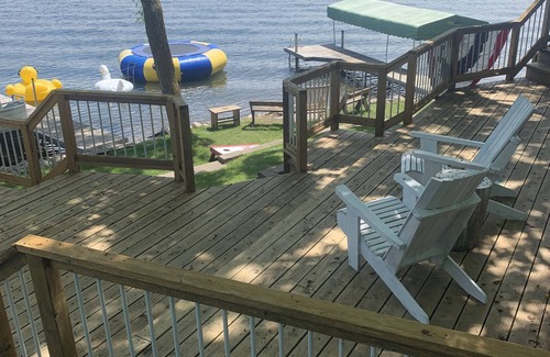 South Haven Cottage | Waterfront, Lake Sylvia Cabin w/Massive Deck & 2 Docks 3BR/2BA - Sleeps 8
