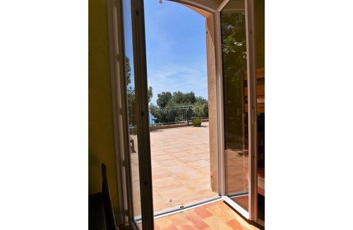 Ensues-la-Redonne Villa | Waterfront level 7 people, direct access to the sea in 1 min