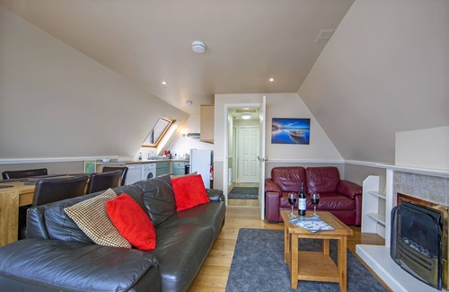 Kentallen Cottage | Waterfront Lodge 2 with Hot Tub - sleeps 5 guests in 2 bedrooms