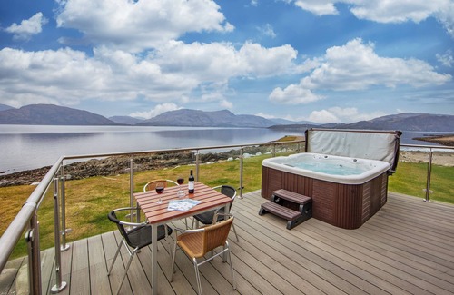 Kentallen Cottage | Waterfront Lodge 2 with Hot Tub - sleeps 5 guests in 2 bedrooms